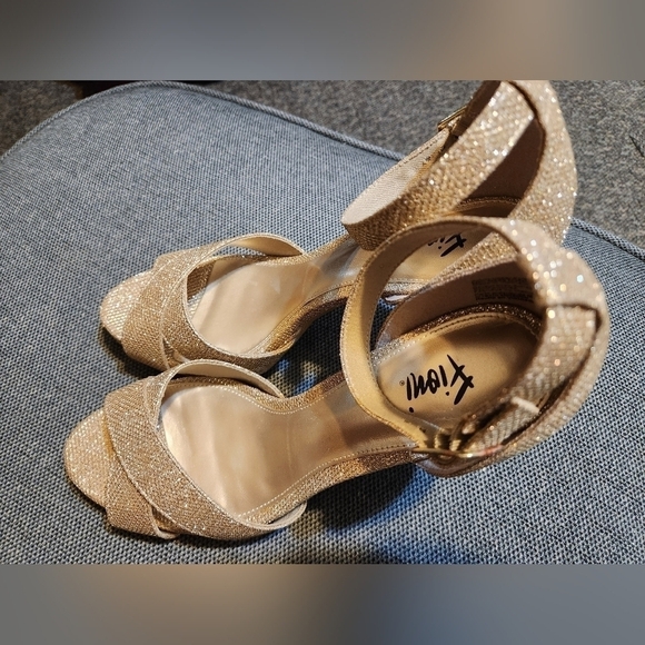 Gold Lavish heels measurements are pictured. - Picture 5 of 8